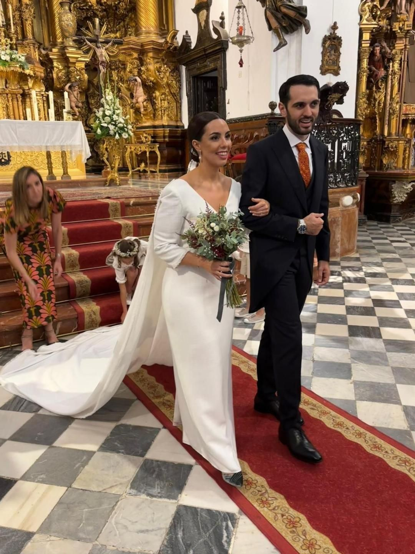 Ana Lacave Sicre y Antonio Hevia Crespo, tras finalizar la ceremonia religiosa en la iglesia de Nuestra Señora del Carmen.