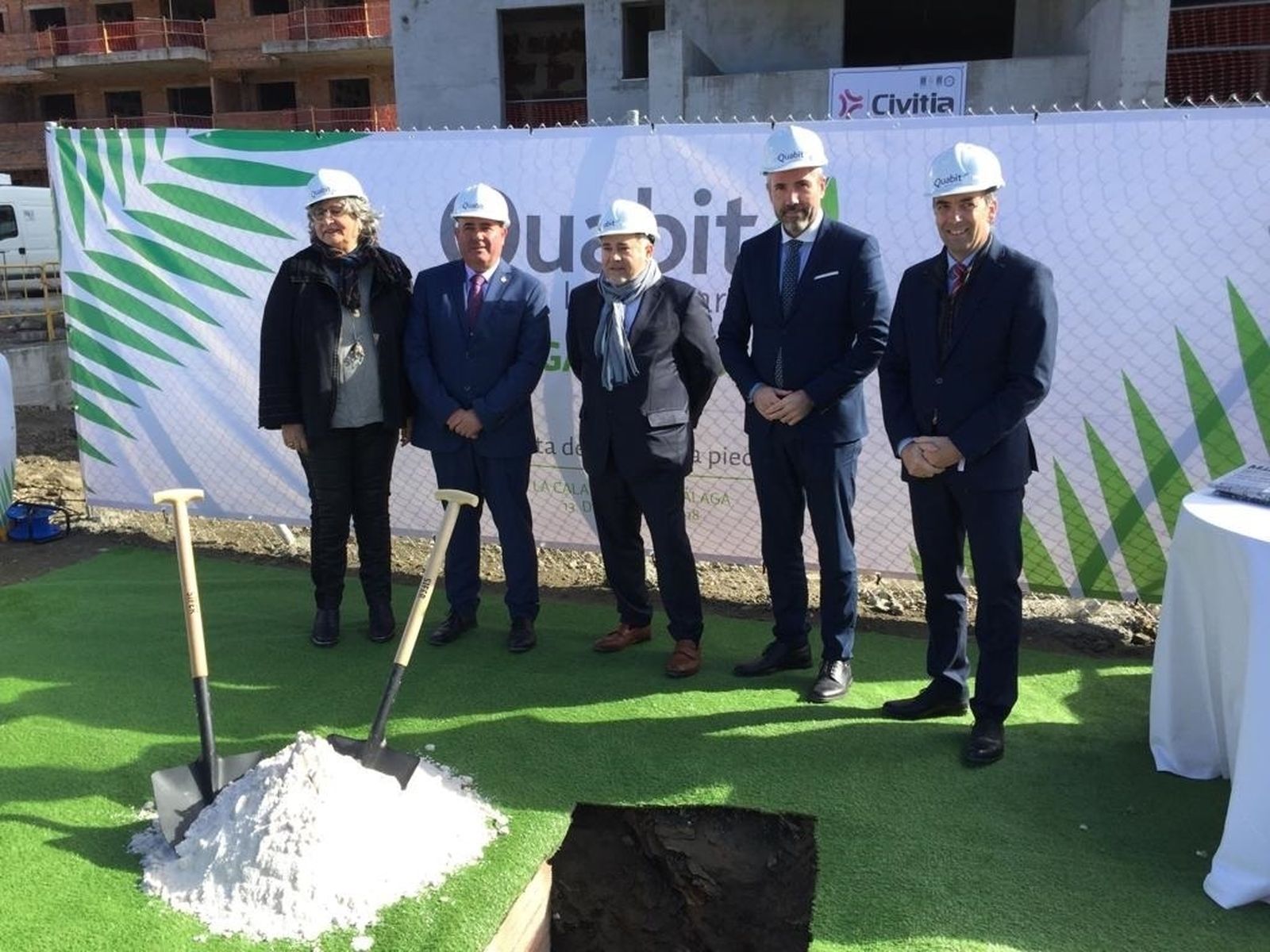 Primera piedra de la promoción El Lagar de Quabit en Mijas.