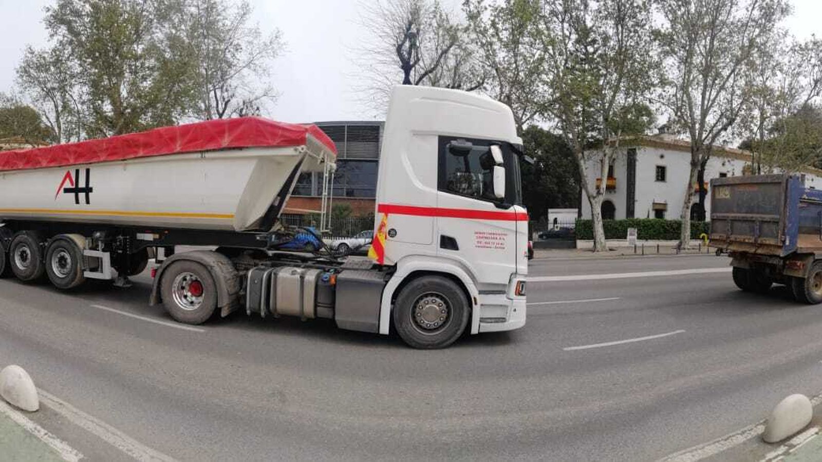 Panorámica de la manifestación de camioneros en Sevilla.