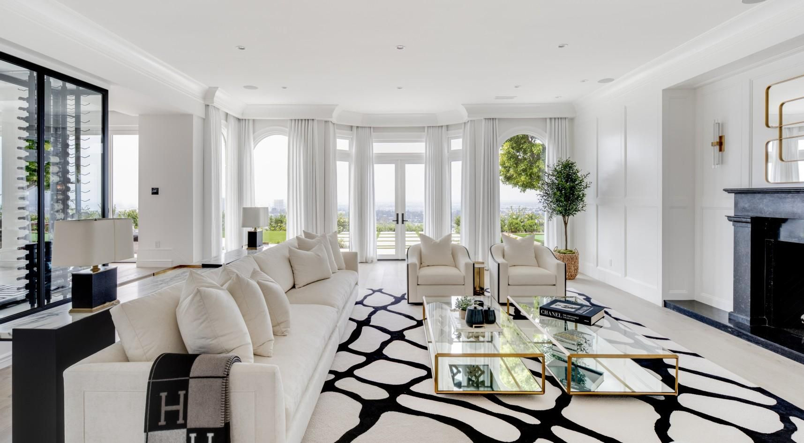 PREMIO INTERNACIONAL AMÉRICA DEL NORTE: French Terrakotta, por Villa Napoli. La fachada de la casa principal, de inspiración italiano–mediterránea, está ejecutada en caliza blanca. En el interior destacan pavimentos en piedra natural, chimeneas en mármol Negro Marquina y Blanco Carrara, y una cocina principal en mármol Blanco Carrara.