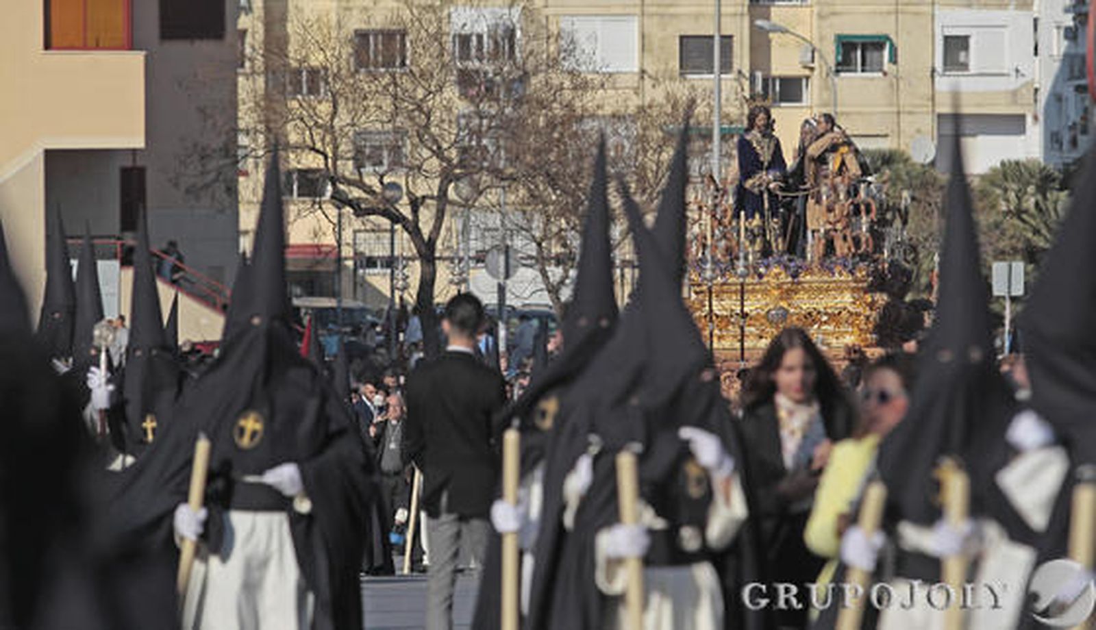 El misterio de la cofradía avanza hacia el Hospital San Juan Grande donde se rindió homenaje al recordado hermano Adrián.

Foto: Jose Contreras
