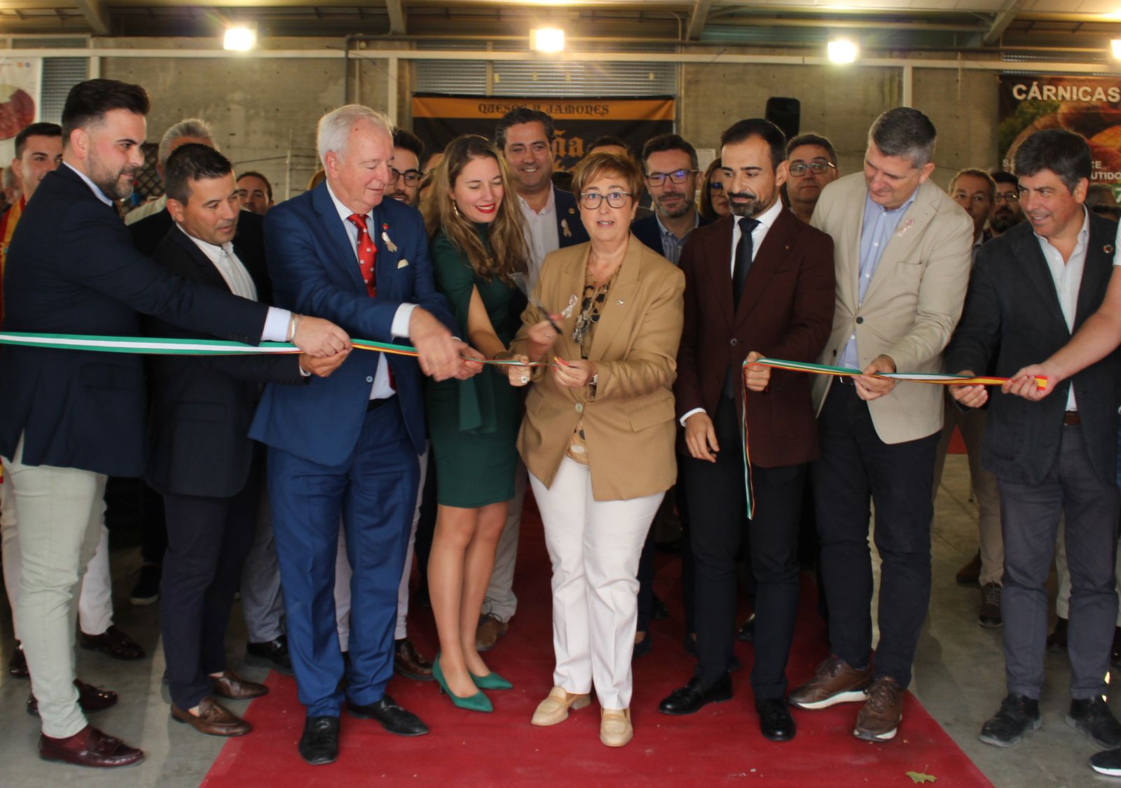 Dirigentes institucionales en la inauguración de la Cata de Vino Moriles.