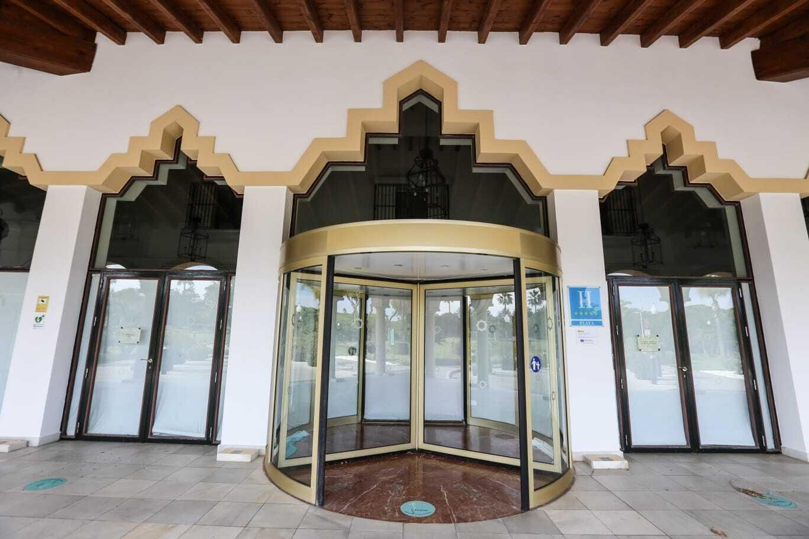 Vista de la entrada del Hotel Iberostar Andalucía Playa, uno de los establecimientos que ha echado el cierre.