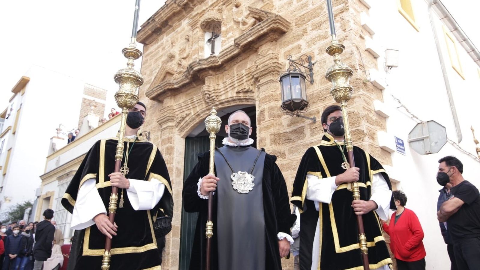 Cuerpo de acólitos de la hermandad de la Vera Cruz, a su salida del Cristo Viejo.