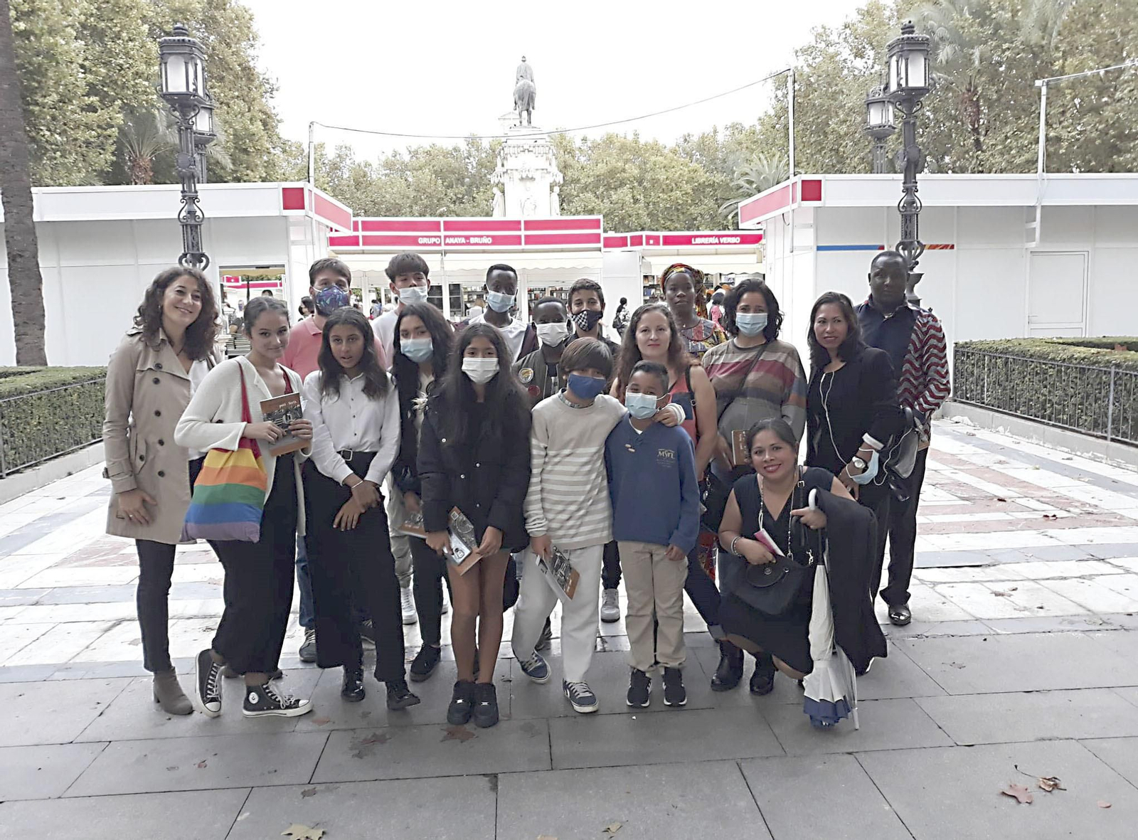 María Jose Salas (izquierda) con los niños y adolescentes de la Candelaria, junto a algunos padres y madres.