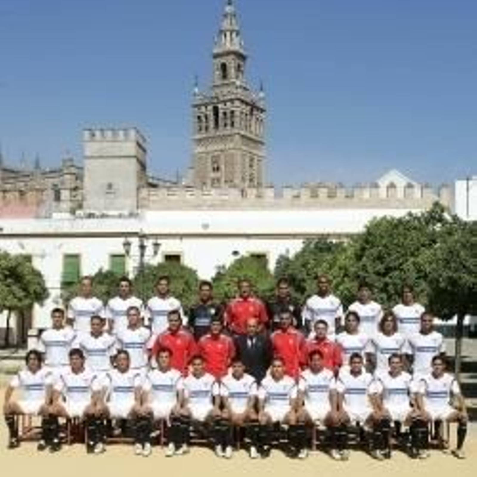 La primera foto oficial de esta serie, en el Patio de Banderas, en 2005.