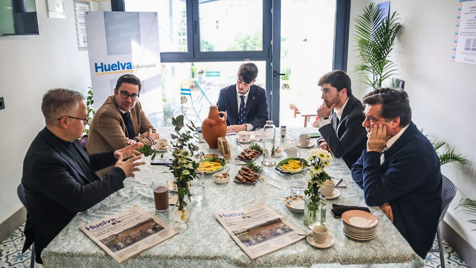 Foto de familia en la mesa del Hotel Growers Boutique Huelva