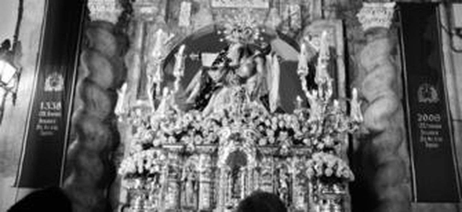 Espectacular imagen de las Angustias saliendo de San Pablo ayer a última hora de la tarde.