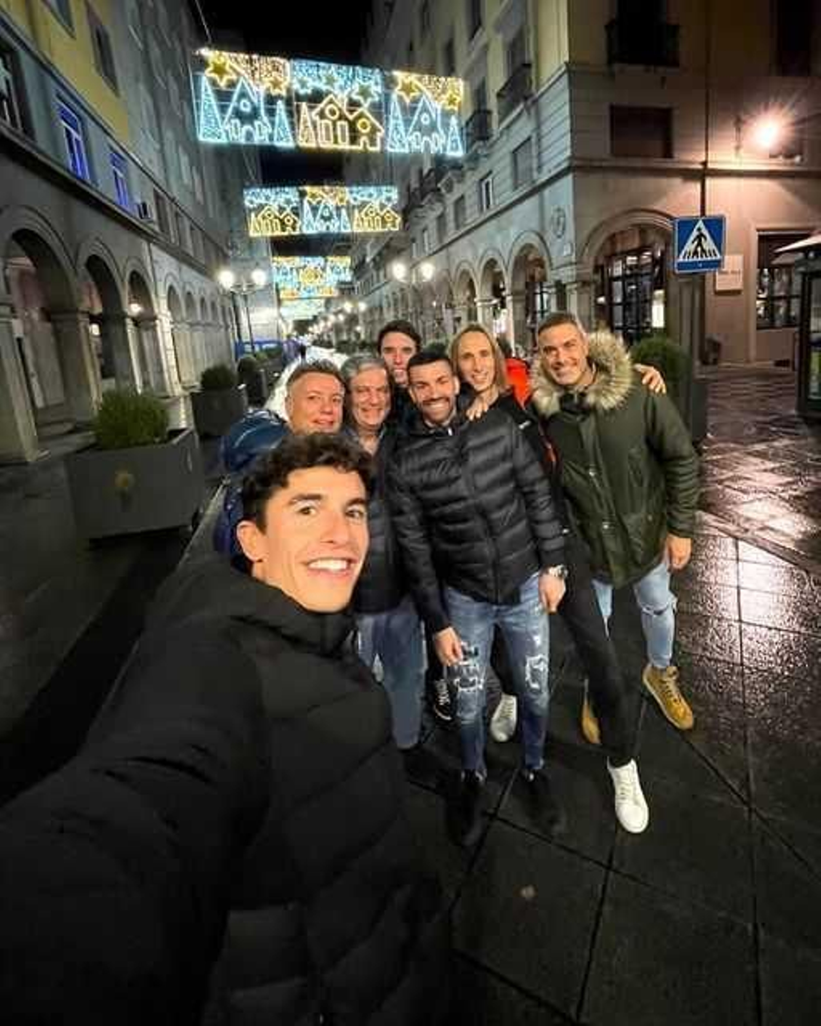 Marc y Álex Márquez, junto a sus amigos en Ganivet.