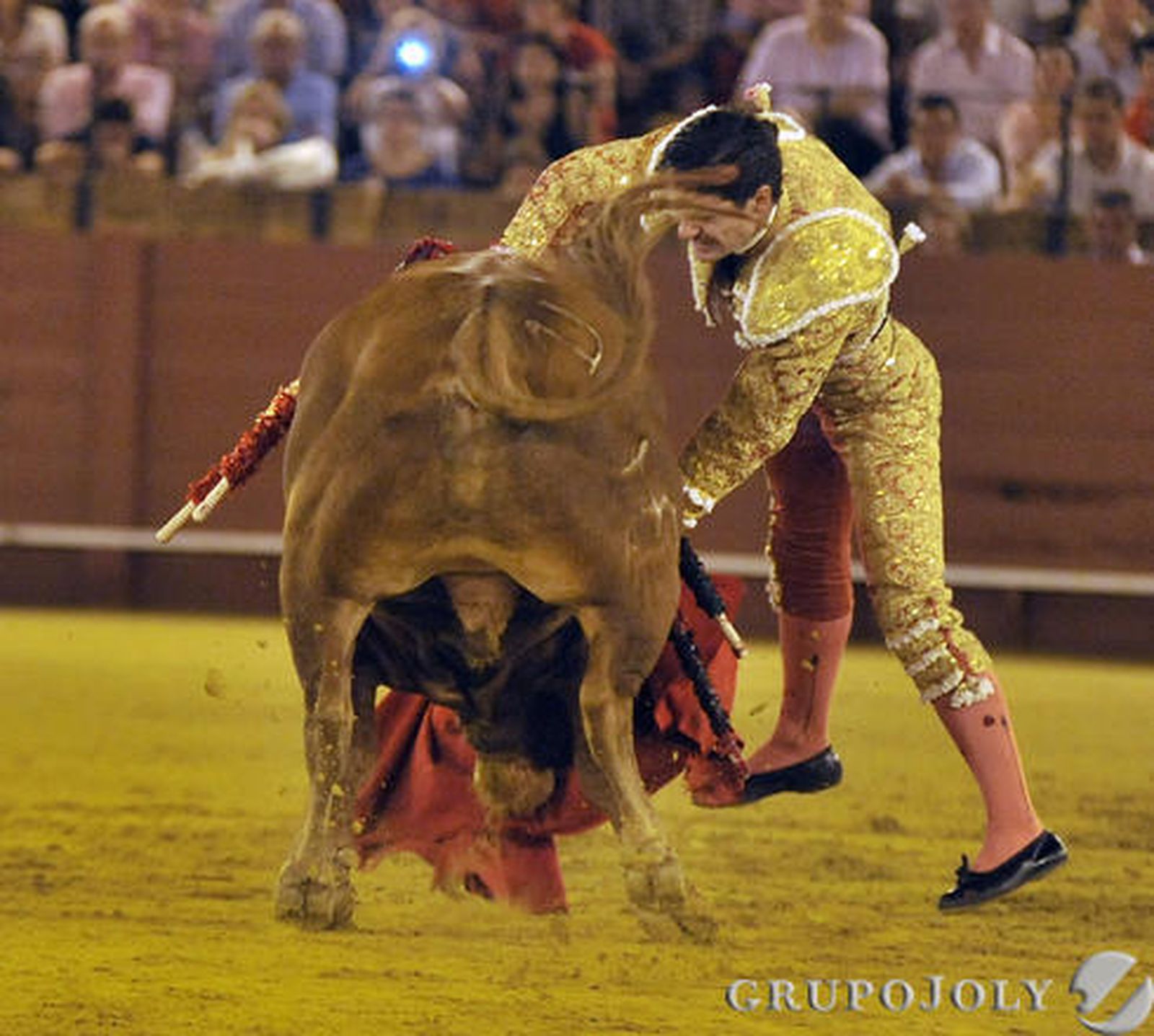 Pablo Aguado, con el primero de la noche.

Fotos: Juan Carlos Vázquez