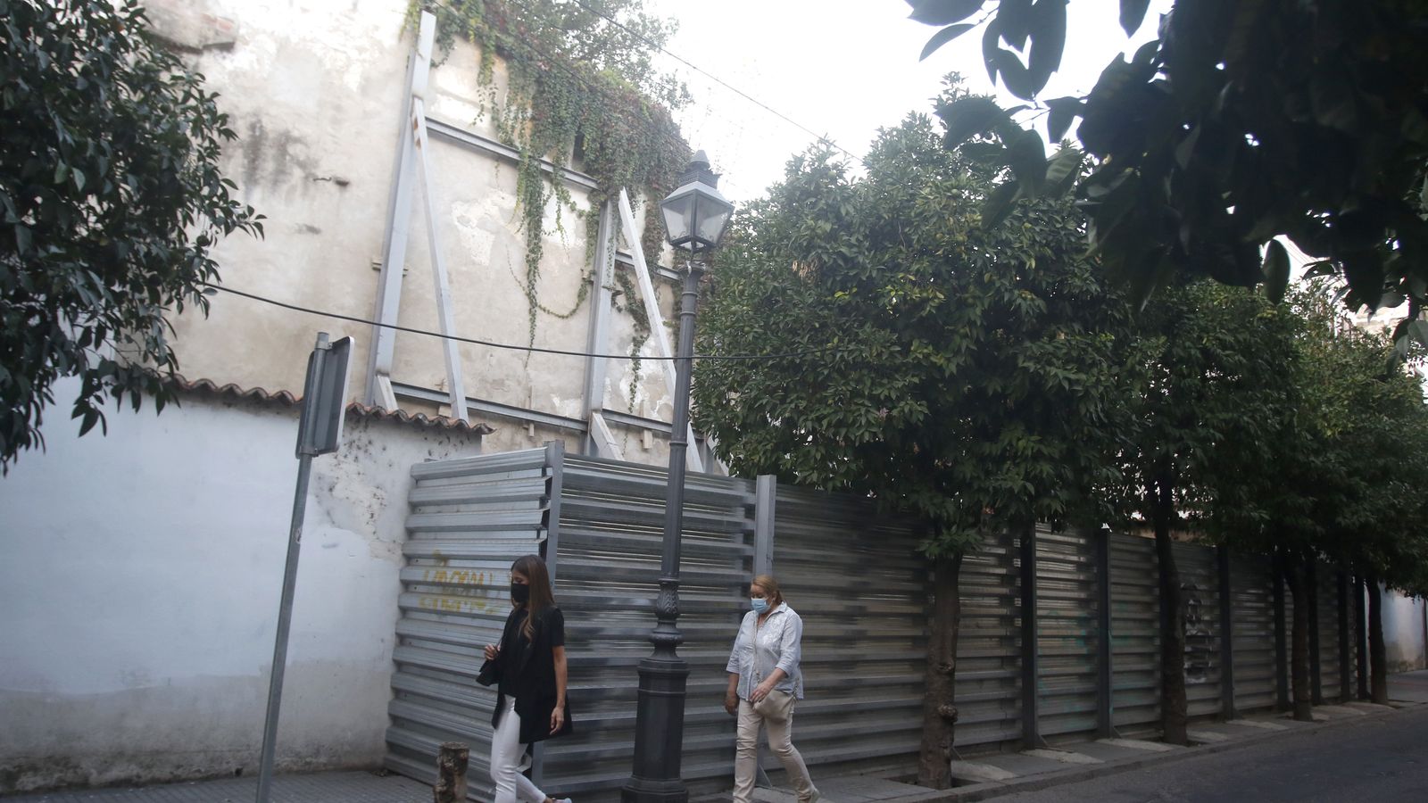 Derrumbe de la muralla en la calle San Fernando.