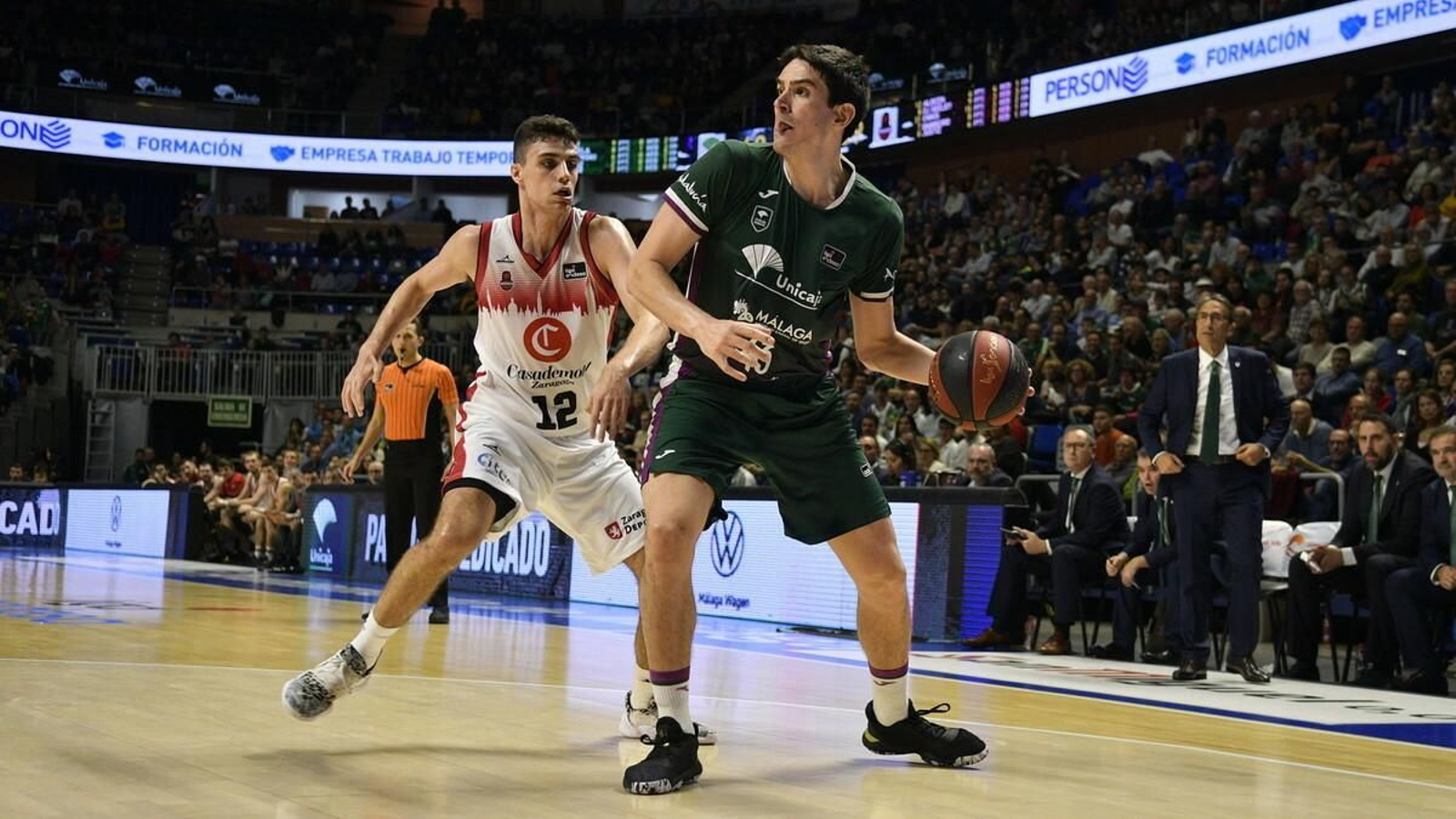 Carlos Suárez protege el balón ante Carlos Alocén.