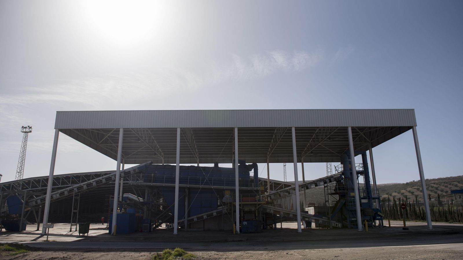 La tolva por la que llegarán los residuos sólidos a la planta de Alhendín