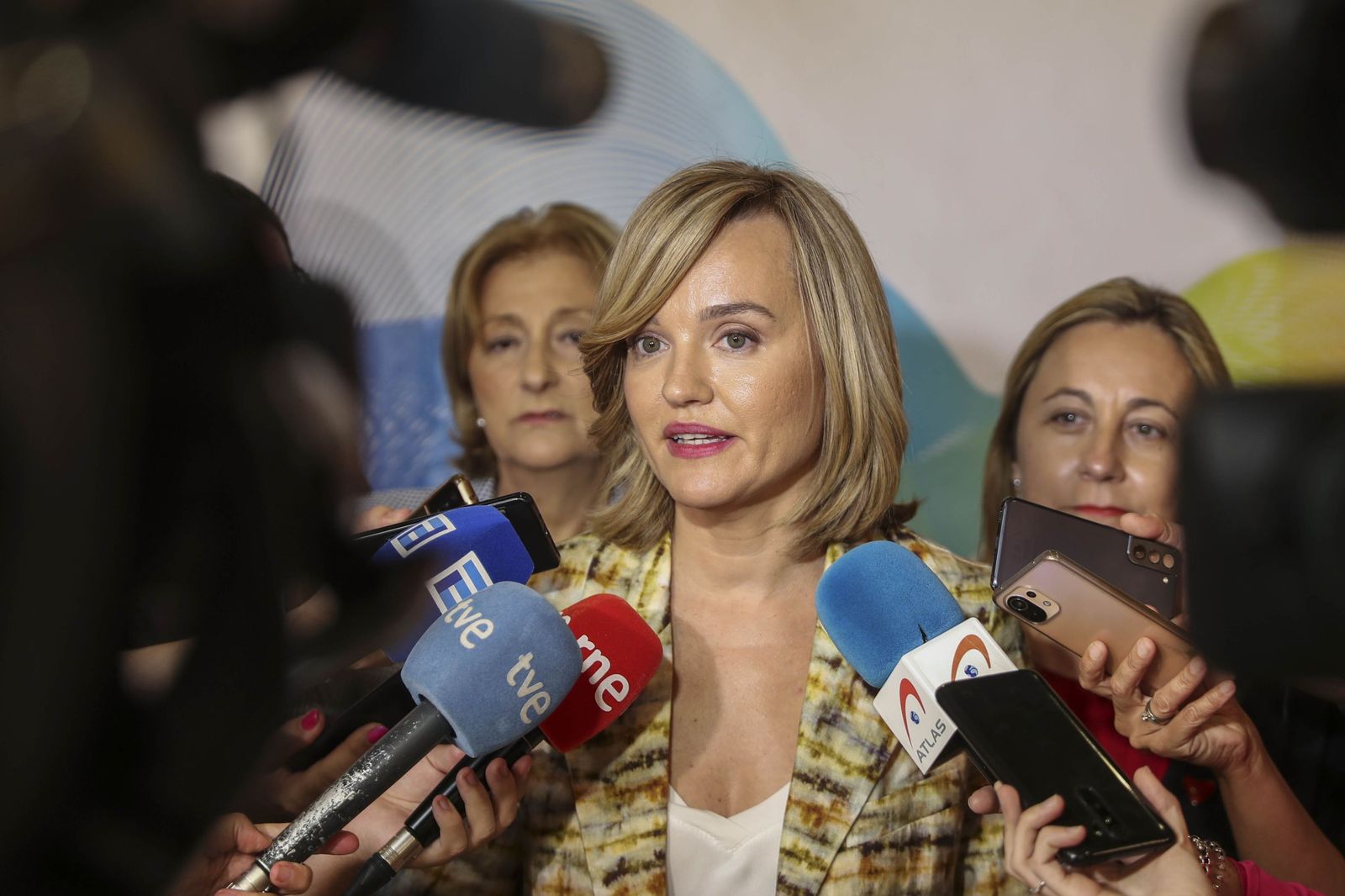 Pilar Alegría critica los pactos con Vox.