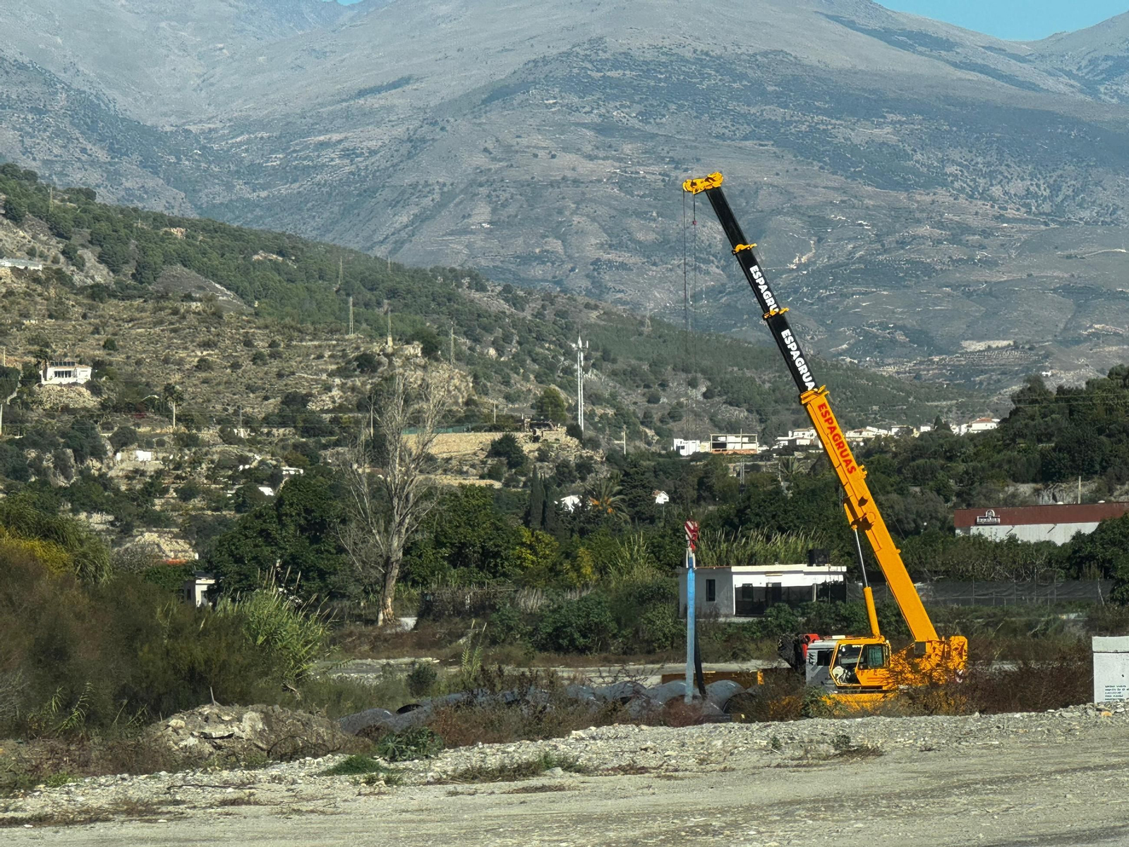 Una máquina moviendo tuberías en la zona de Vélez de Benaudalla