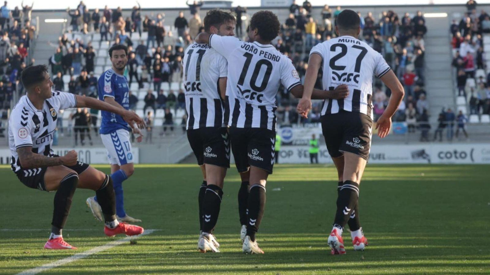 João Pedro celebra su gol con su asistente, Fran Carbià, y con Moha Hamdoune