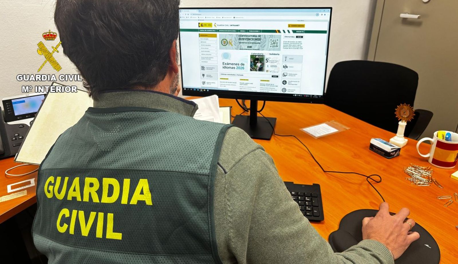 Un agente de la Guardia Civil mira un ordenador en sus tareas de investigación.