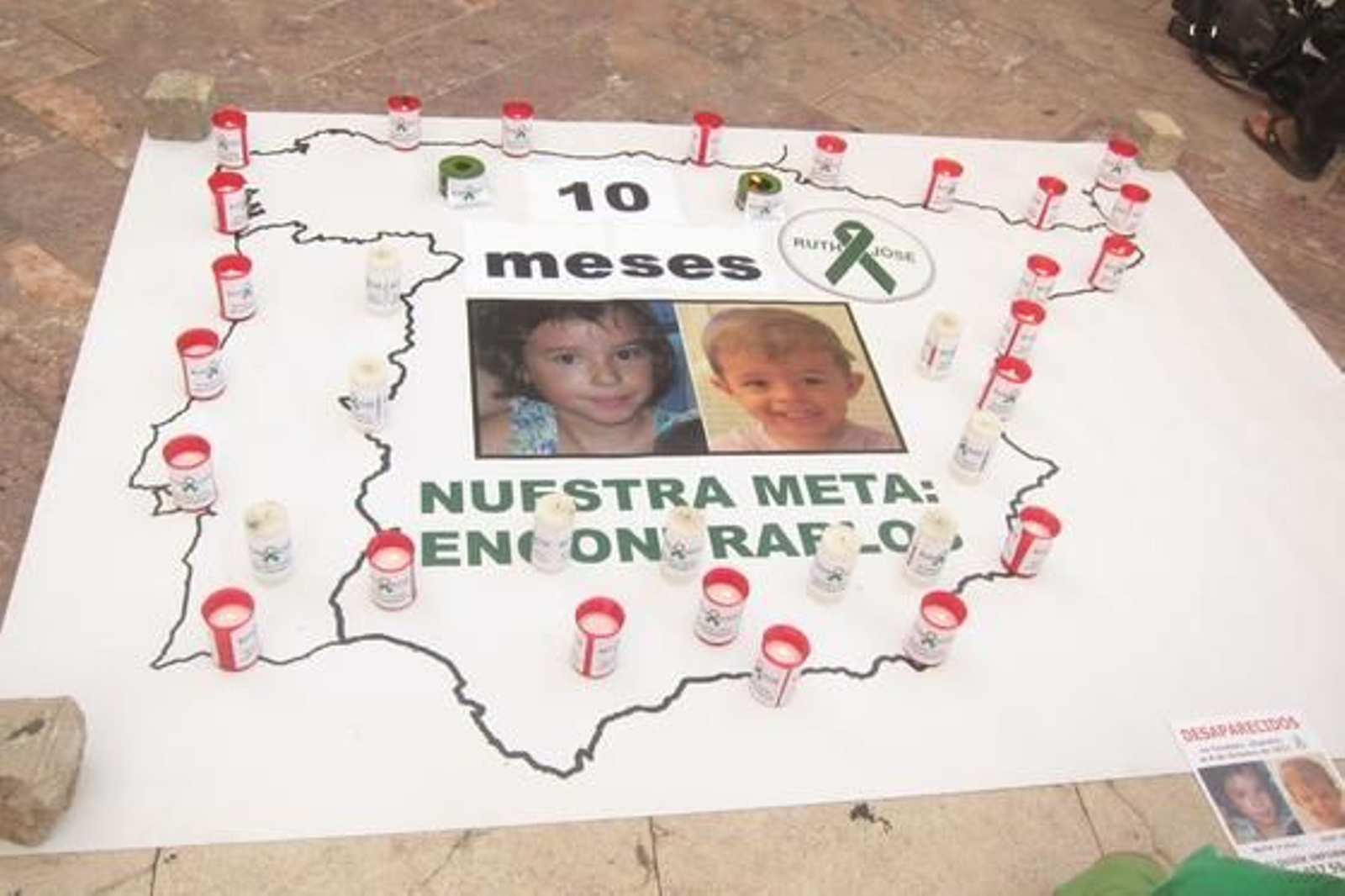 Pancarta que recuerda los diez meses de desaparición de los pequeños Ruth y José.