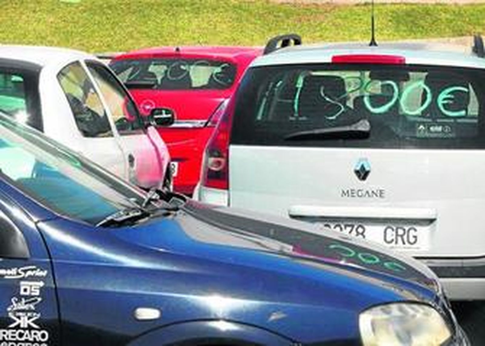 Varios automóviles de ocasión en una concesión de Jerez.