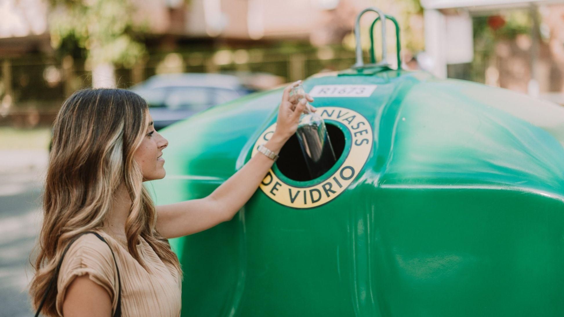 Los andaluces, entre los ciudadanos que más “relajan” sus hábitos sostenibles en verano: un 18,3% deja de reciclar vidrio durante sus vacaciones