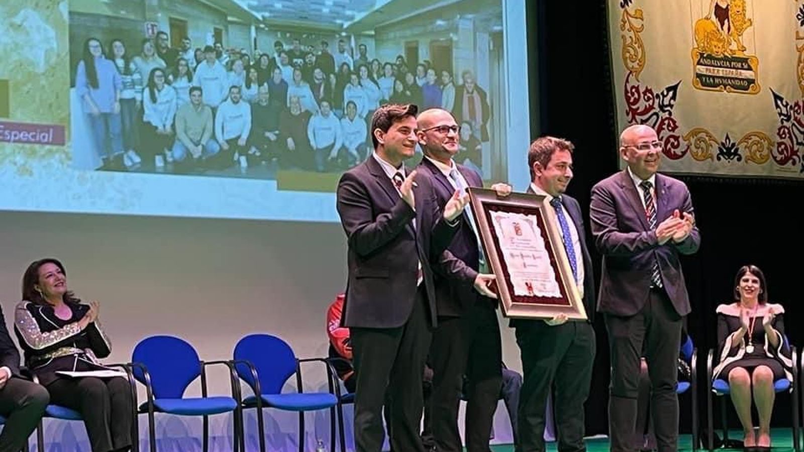 La mayor parte de los empleados hayan sido contratados del programa de Becas en prácticas.