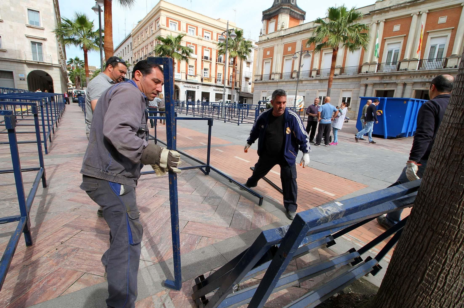 Imágenes del montaje de los palcos para la Semana Santa onubense