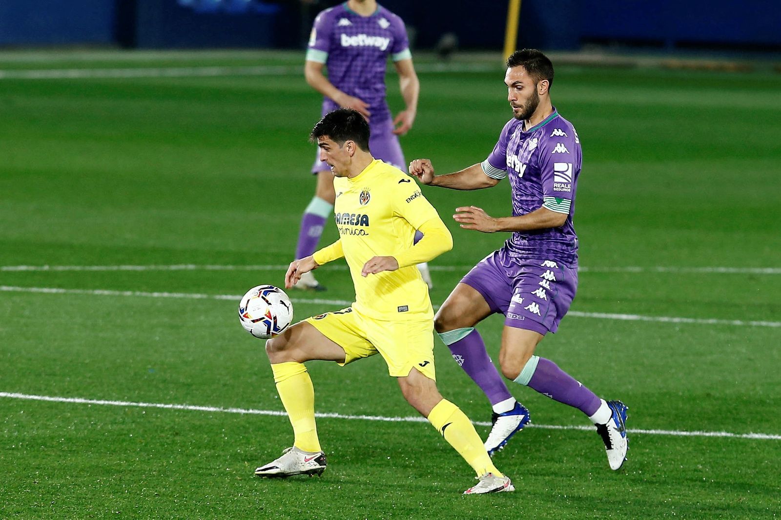 Víctor Ruiz presiona a Gerard Moreno en un lance del partido.