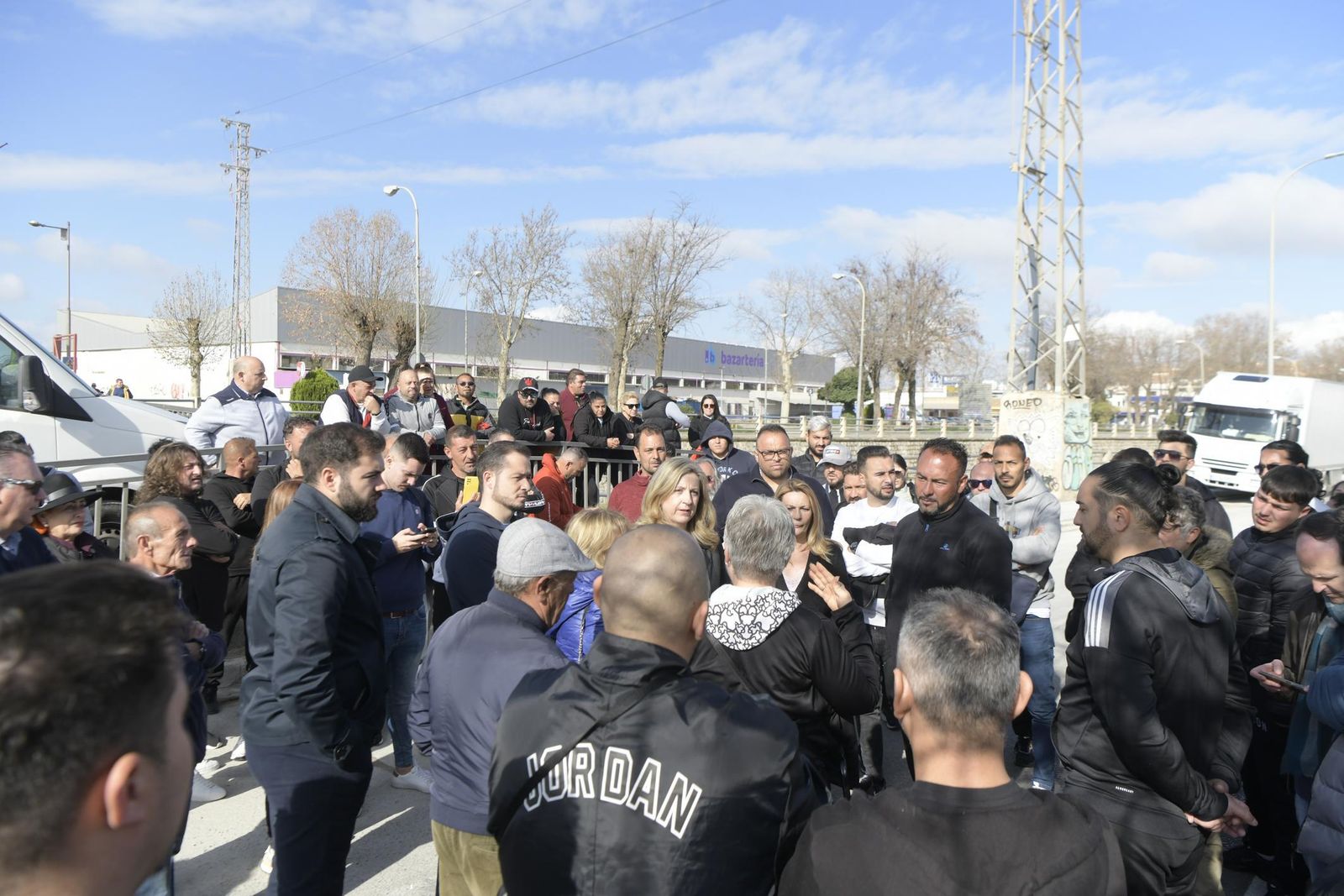 Acto de protesta de los vendedores en el primer día en la nueva ubicación