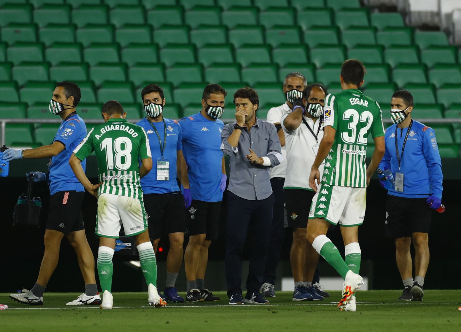 Rubi dialoga con uno de sus ayudantes durante una pausa para la hidratación durante el partido contra el Granada.