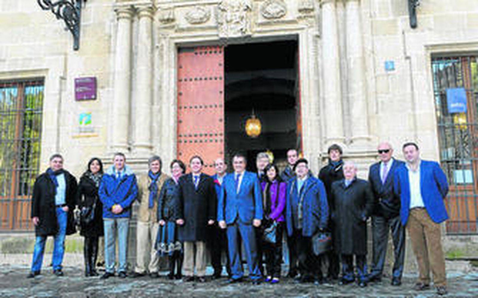 Los responsables municipales y Rafael Barra, con los empresarios de consignatarias que operan en Cádiz.