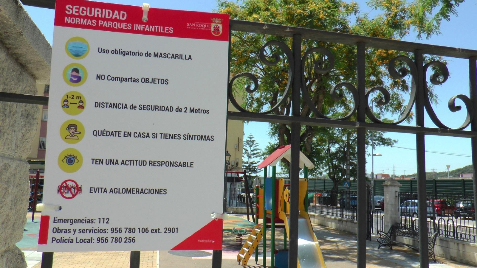 Un cartel instalado en uno de los parques.