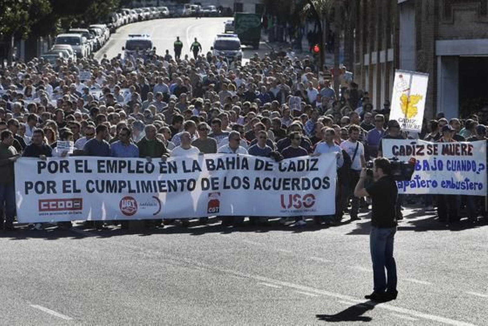 De nuevo los ex trabajadores de Delphi se han manifestado por las calles de la capital para reclamar "una vez más" que la Junta de Andalucía resuelva su problema "tras tres años" desde que se cerró la factoría de Puerto Real. Foto: Jose Braza De nuevo los ex trabajadores de Delphi se han manifestado por las calles de la capital para reclamar "una vez más" que la Junta de Andalucía resuelva su problema "tras tres años" desde que se cerró la factoría de Puerto Real. Foto: Jose Braza