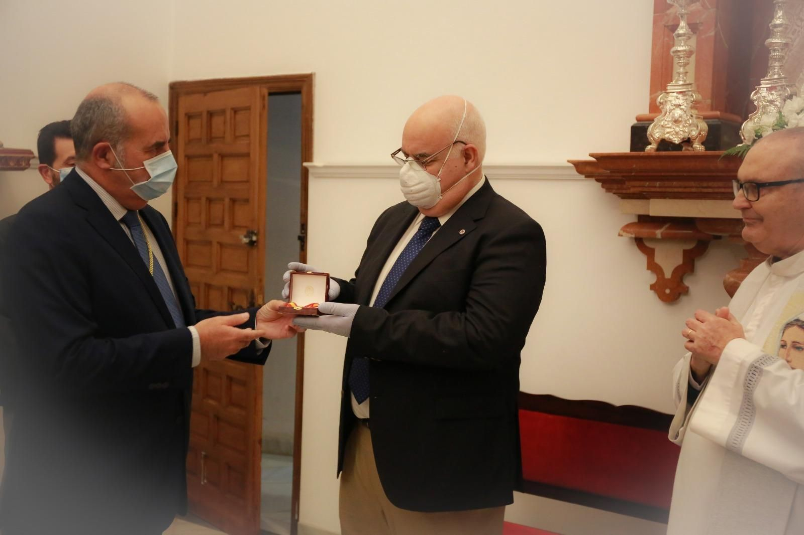 Entrega de la medalla de honor de la Hermandad de Emigrantes.