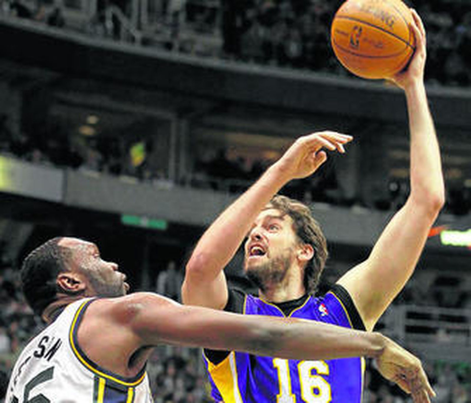 Pau Gasol lanza de gancho en presencia de Jefferson.