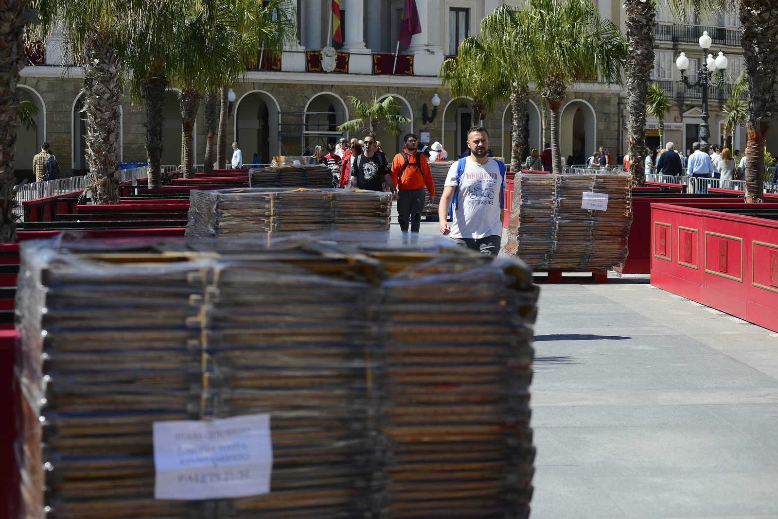 Sillas apiladas junto a los nuevos palcos de la plaza de San Juan de Dios