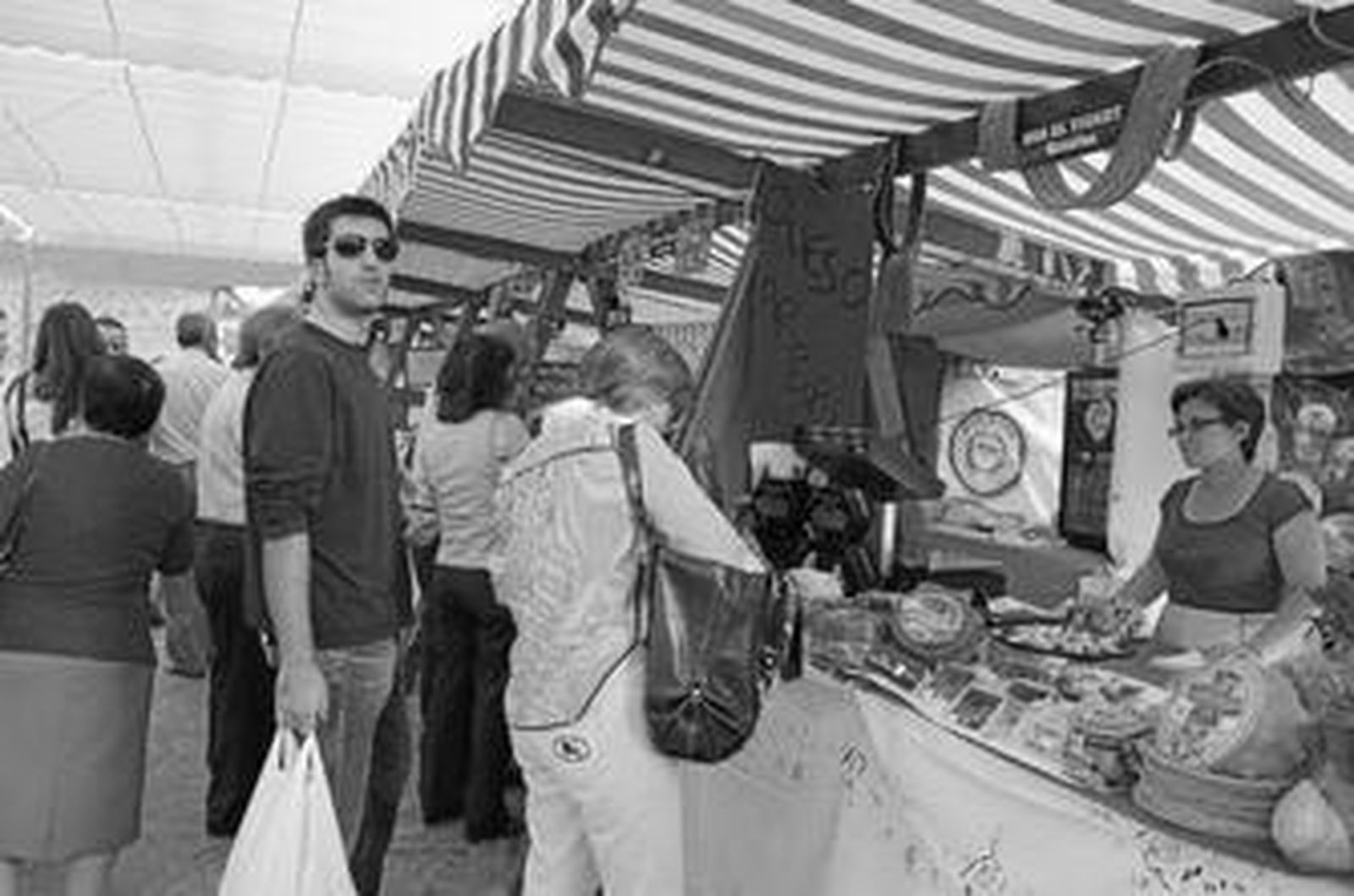 Una dependienta muestra su oferta quesera en las jornadas.