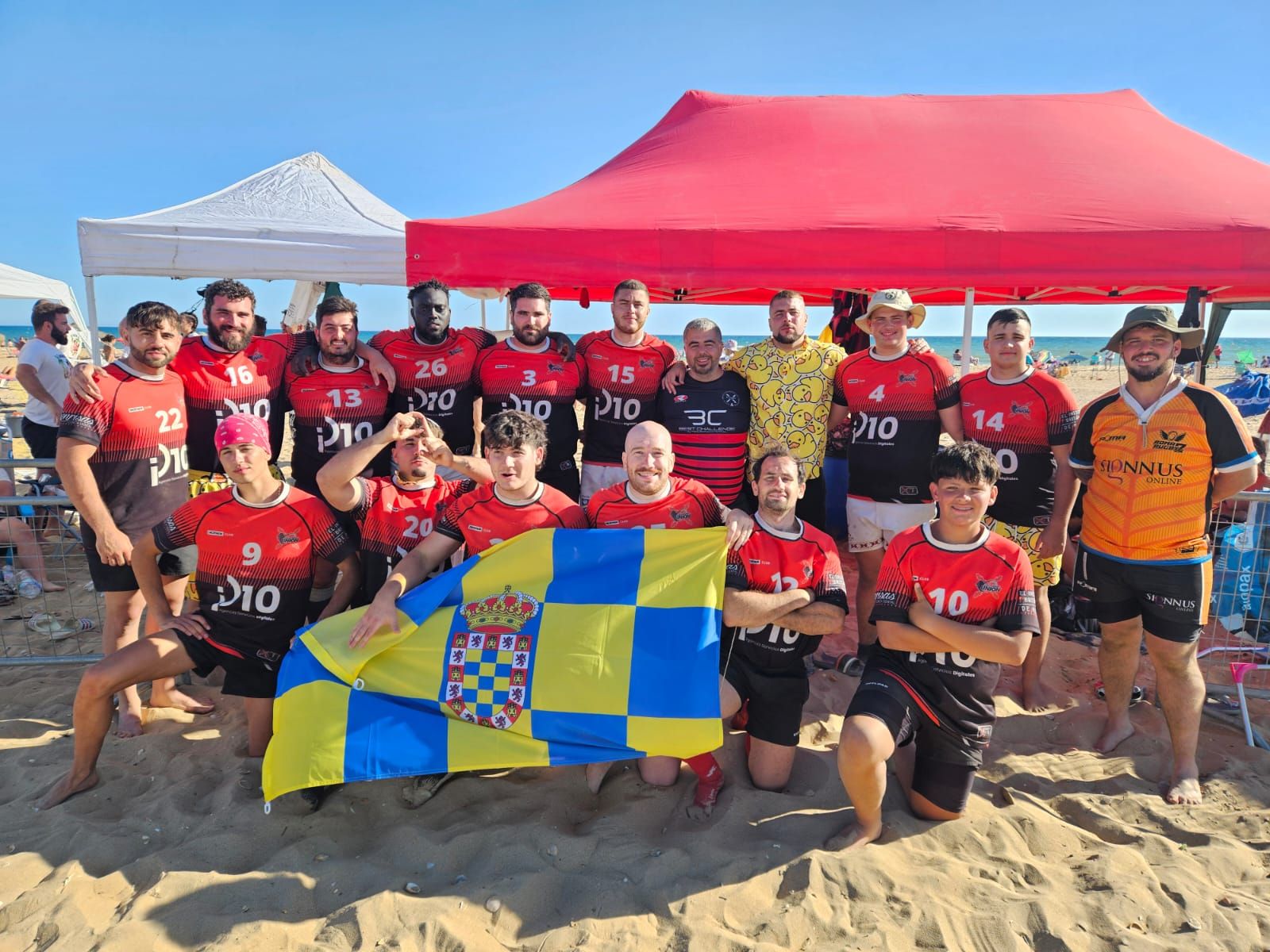 Integrantes del Moguer Rugby Union en la playa de Punta Umbría.