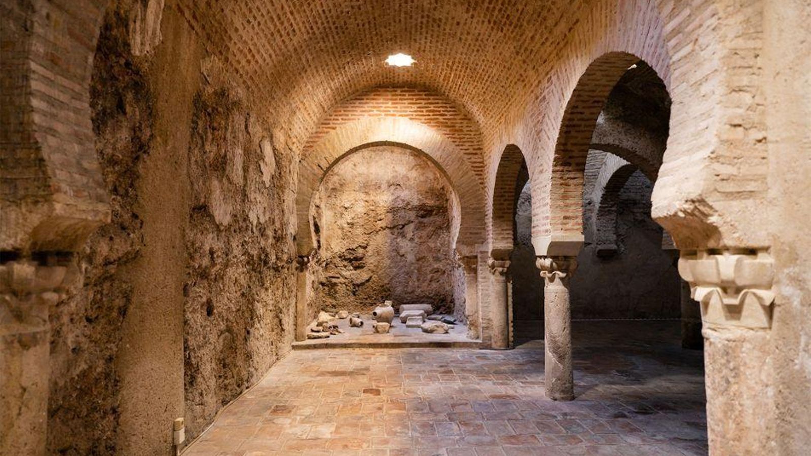 Sala templada de los Baños Árabes de Jaén, una de las visitas obligadas en la ciudad. Sala templada de los Baños Árabes de Jaén, una de las visitas obligadas en la ciudad.