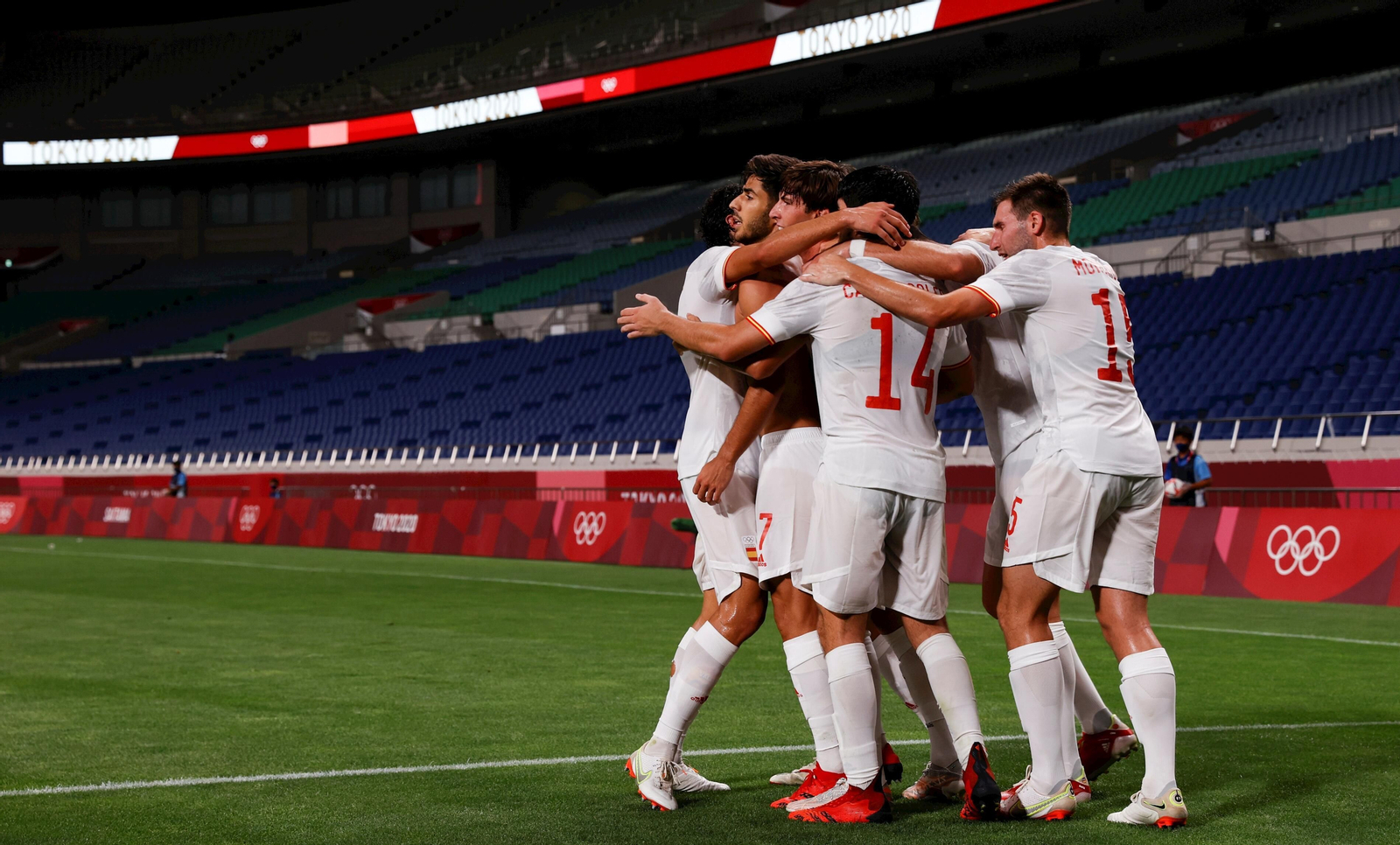 Varios futbolistas de la selección española rodean a Asensio para celebrar su gol.