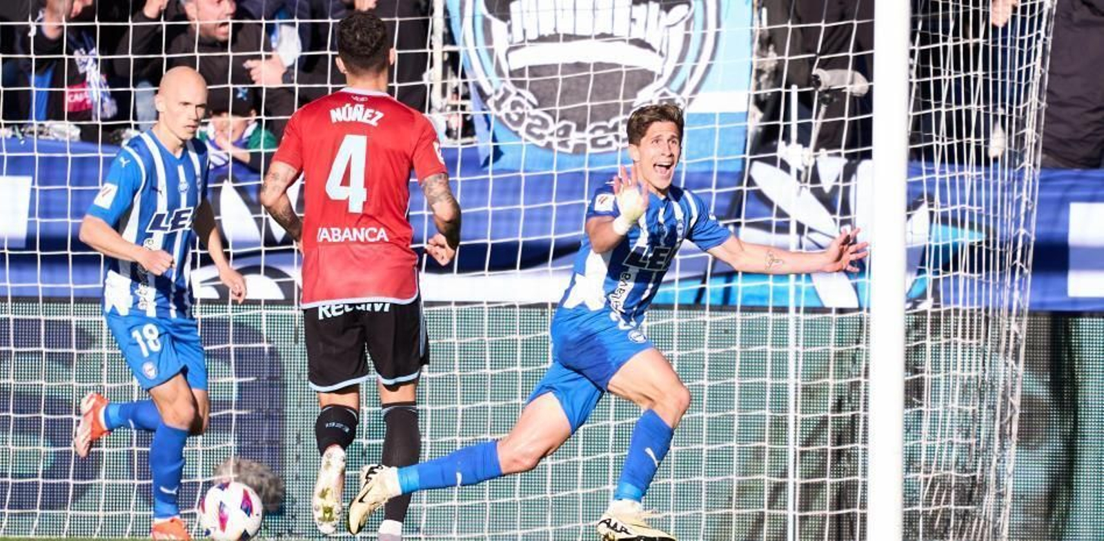 Giuliano Simeone celebra uno de los goles al Celta.