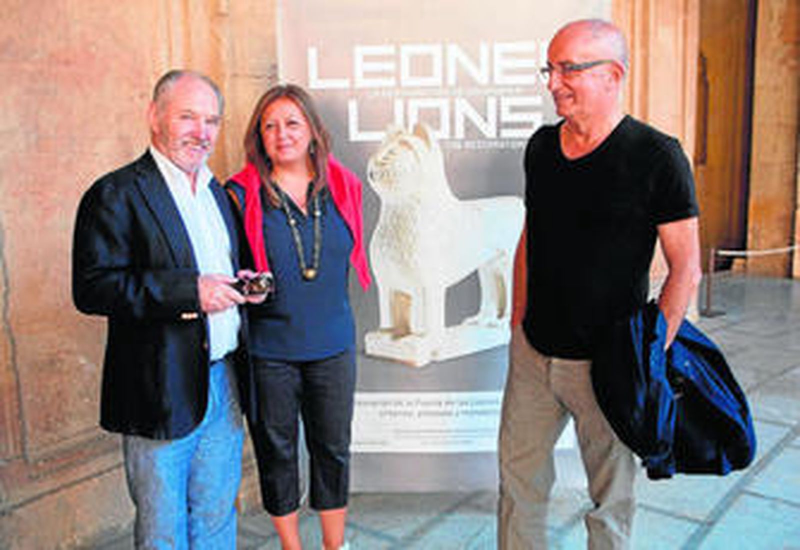 La directora del patronato de la Alhambra, Maria del Mar Villafranca, charla con Pedro Salmerón y Juan Francisco García Casanova.