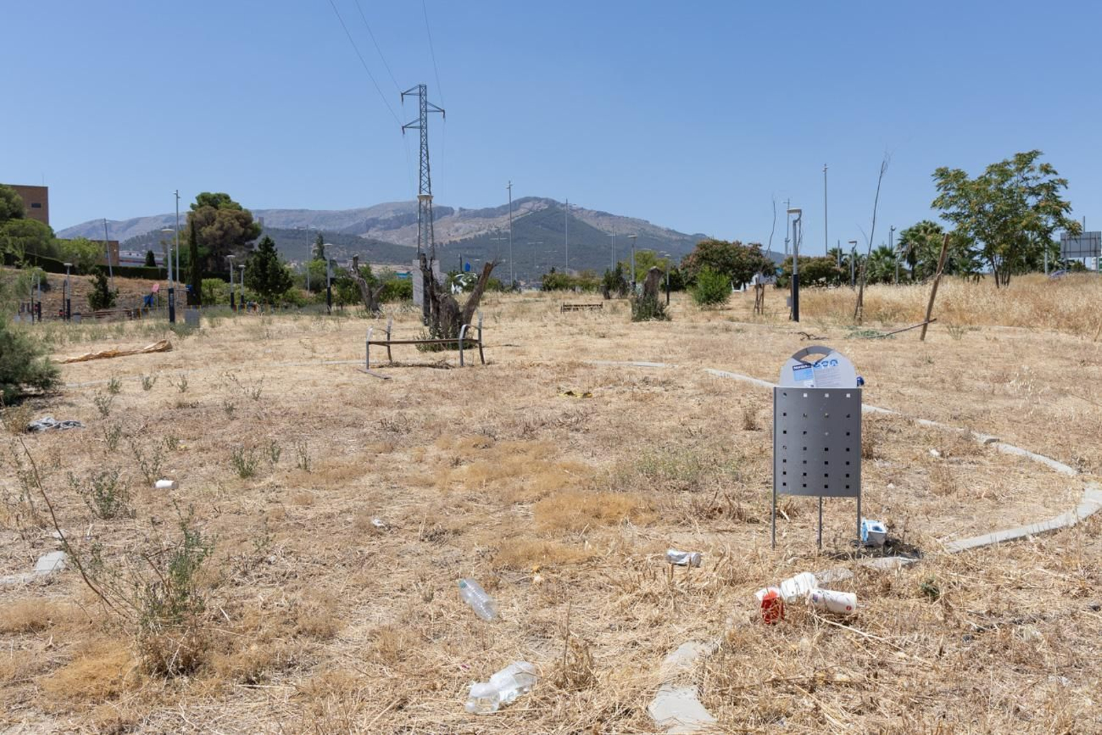 El estado de abandono del parque infantil del Jaén Plaza, en imágenes