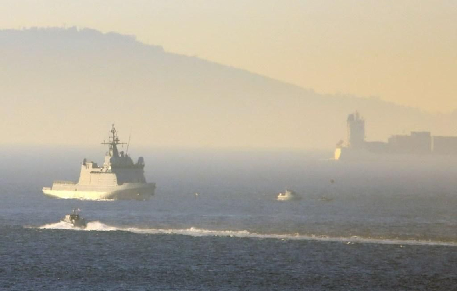 EL Tornado (P-44), junto a los barcos de la Royal Navy en La Bahía. EL Tornado (P-44), junto a los barcos de la Royal Navy en La Bahía.