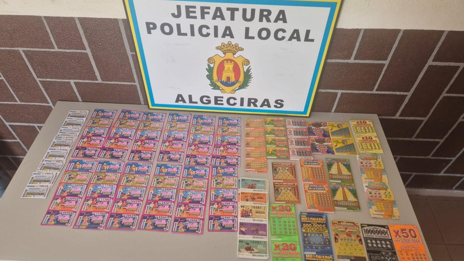 La Policía Local de Algeciras recupera varios centenares de boletos de la ONCE que habían sido perdidos por un vendedor.