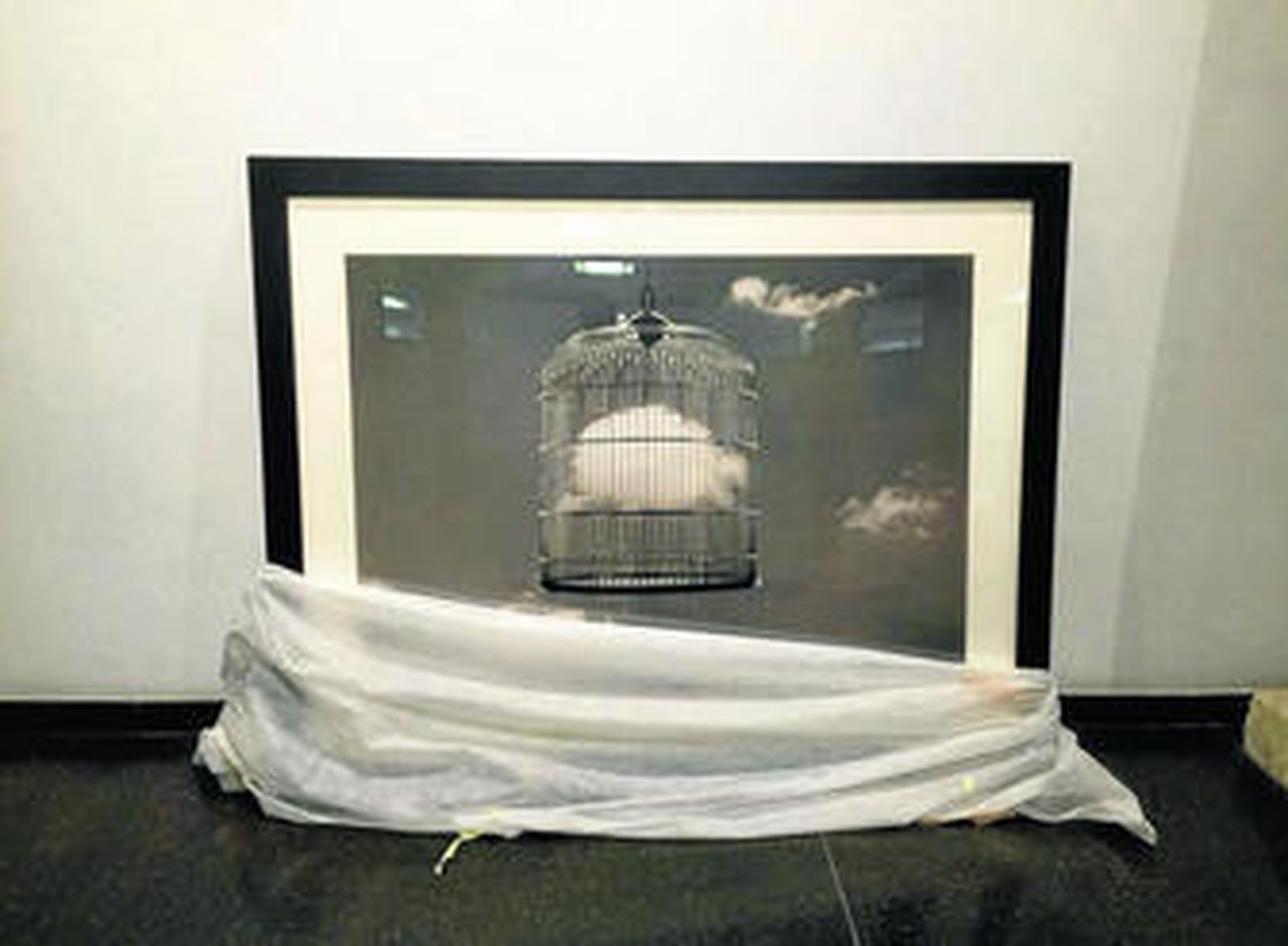 Una de las obras de la exposición durante la instalación de la muestra en el CAF.