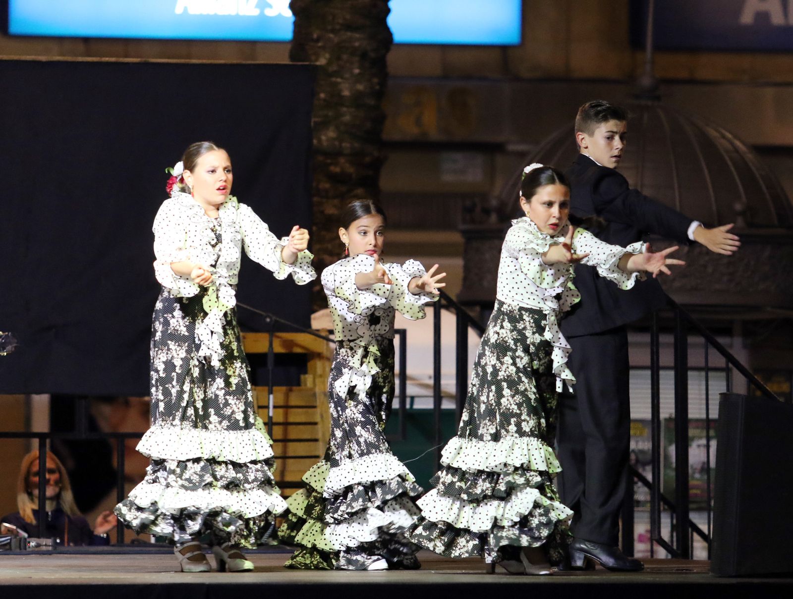 Certamen de Academias de Baile en la plaza de las Tendillas.