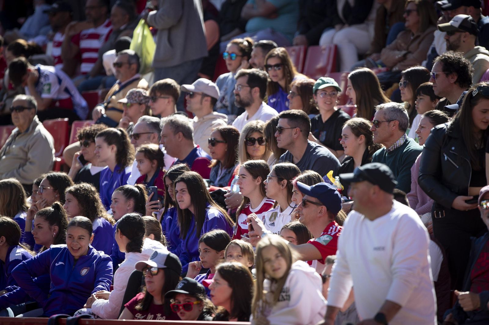 Encuéntrate en la grada de Los Cármenes en el Granada-Barça