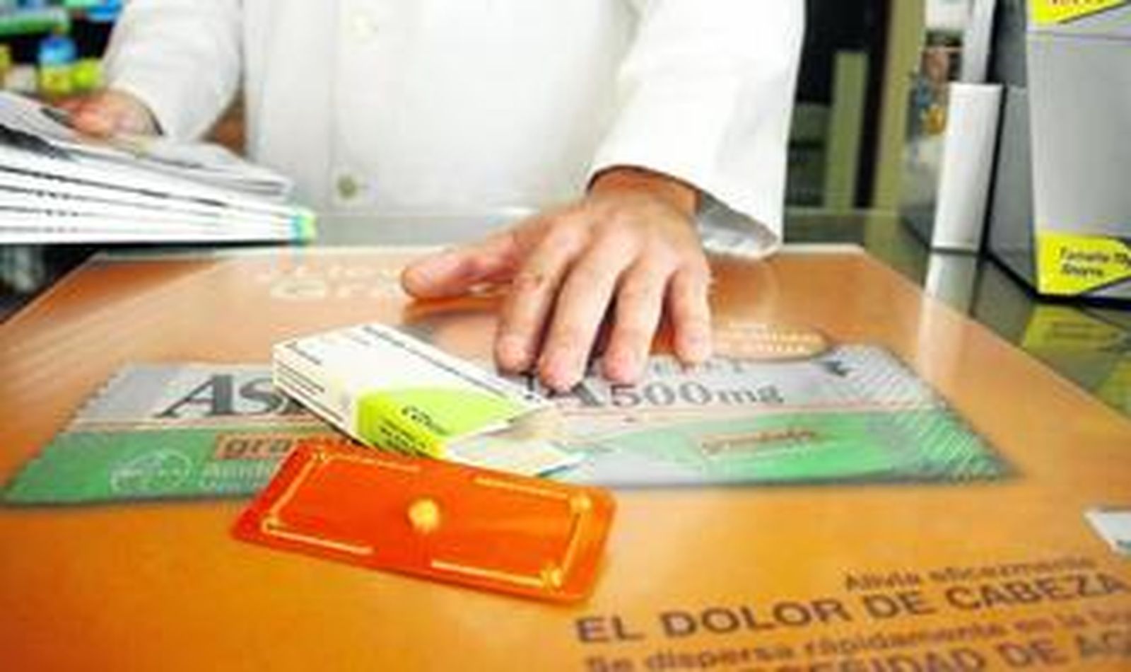 Un farmacéutico dispensa la píldora del día después a una usuaria.