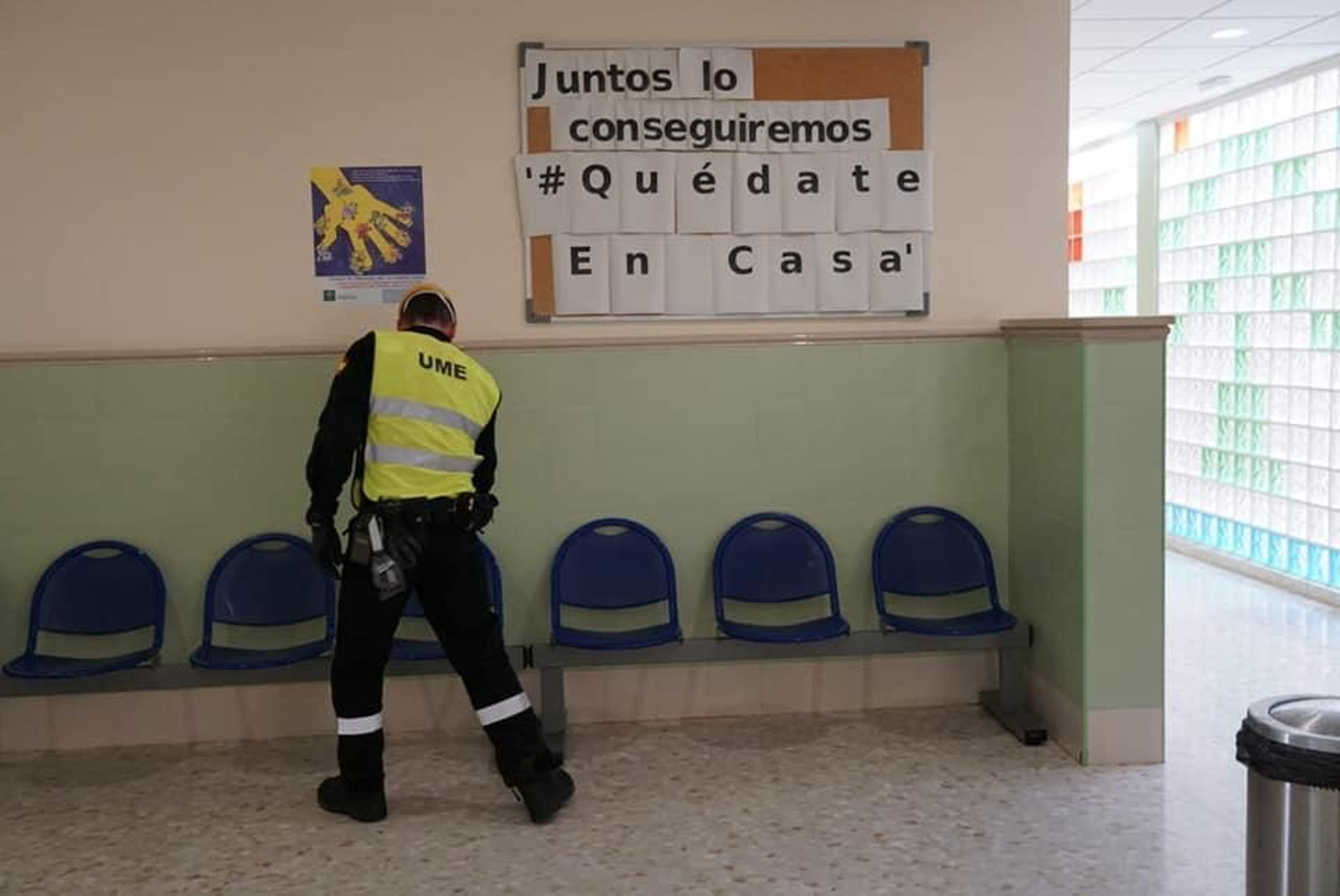 Un miebro de la UME desinfectando en el Centro de Salud de Arahal, el pasado 2 de abril.