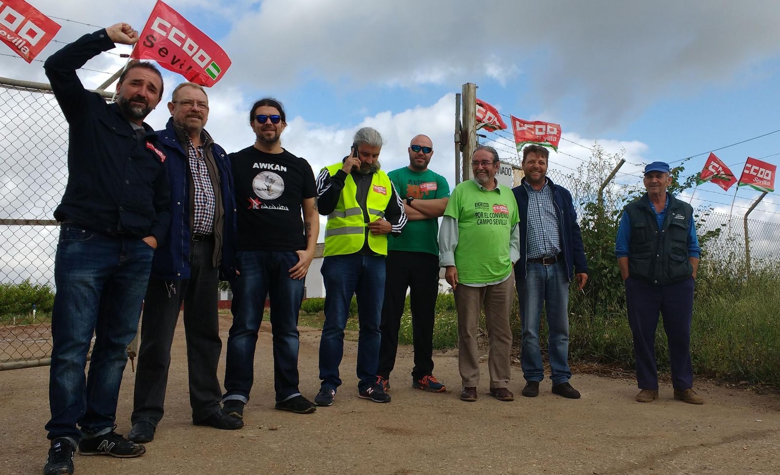 Una fotografía facilitada por CCOO de uno de sus piquetes, a la entrada de una finca.